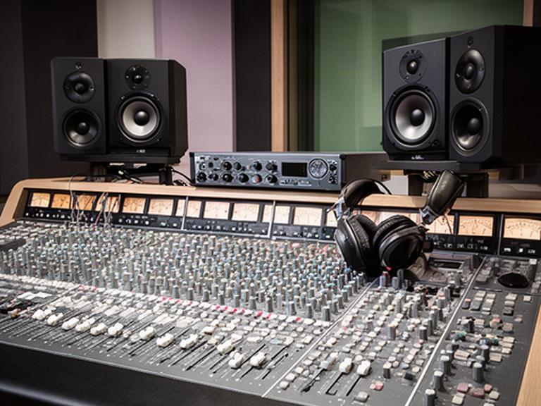 Professionele mengtafel met RME-interface en monitoren in de podcaststudio van Etten-Leur