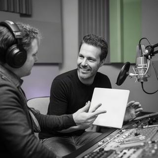 Daanjulian Heymeijer bespreekt een voice-overtekst aan de montagetafel